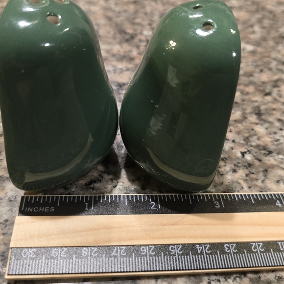 Cute avocado salt and pepper shakers new in box - Picture 3 of 6